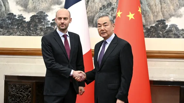 Ministrul francez de Externe discută cu omologul său chinez, cu privire la îmbunătățirea relațiilor COMERCIALE, în contextul tensiunilor globale