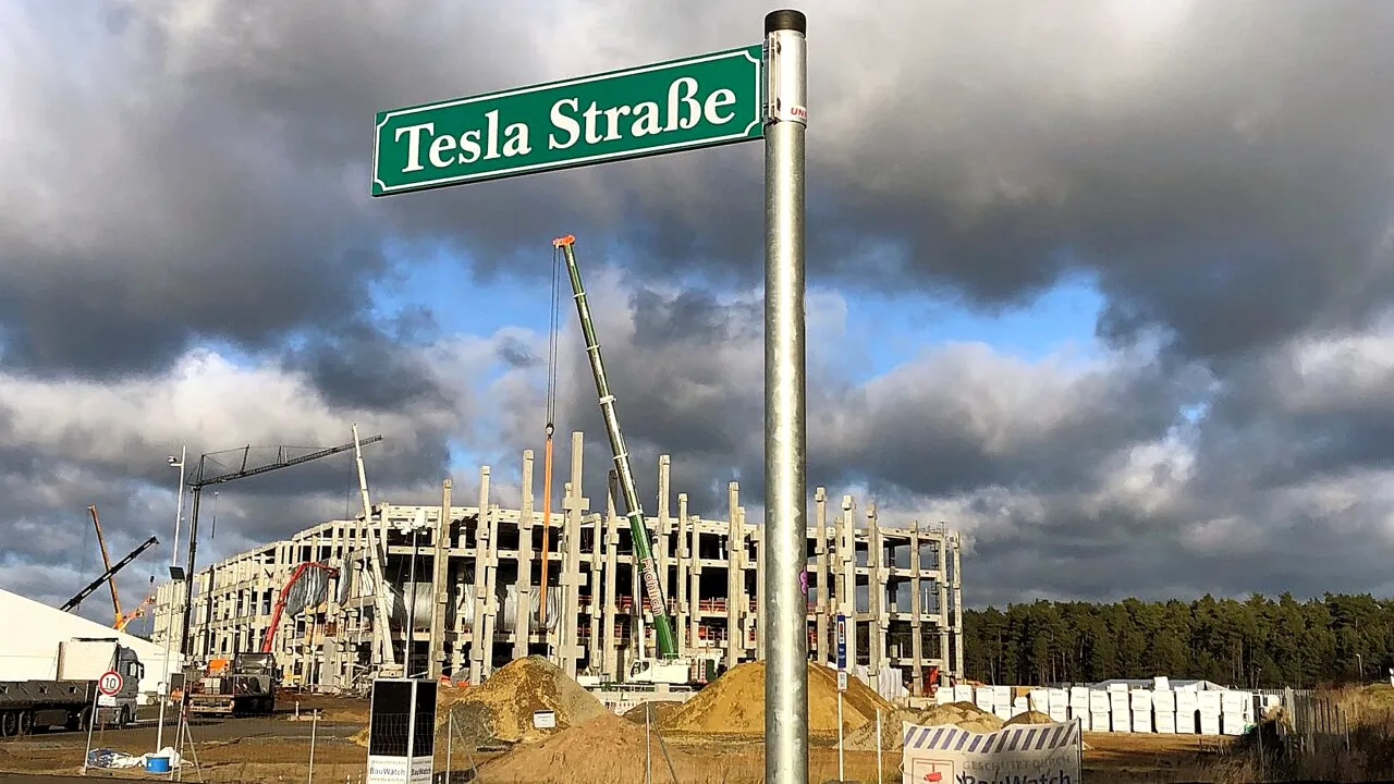 Tesla, sub presiune în Germania. Sindicaliștii acuză programul de lucru nerezonabil și nereguli la contractele de muncă