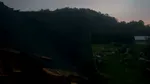 Acoperișul unei case din comuna Hârtiești a căzut peste trei persoane după ce a fost smuls de vânt. Un bărbat a decedat