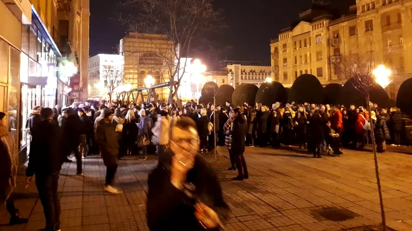 Sute de oameni au stat vineri seară la coadă la deschiderea unei librării în Timișoara