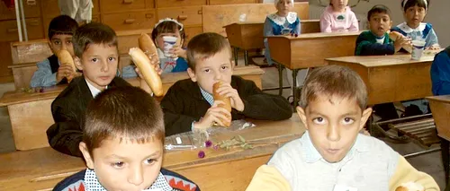 Elevii, cobai în școlile din Dolj. Părinții, revoltați după ce micuții au primit cornuri tari ca piatra și iaurt în pahare murdare - VIDEO
