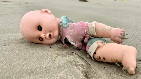 FOTO | Păpuși sinistre și dezmembrate, aduse de valuri pe o plajă din Texas. Fenomenul BIZAR care a îngrozit oamenii