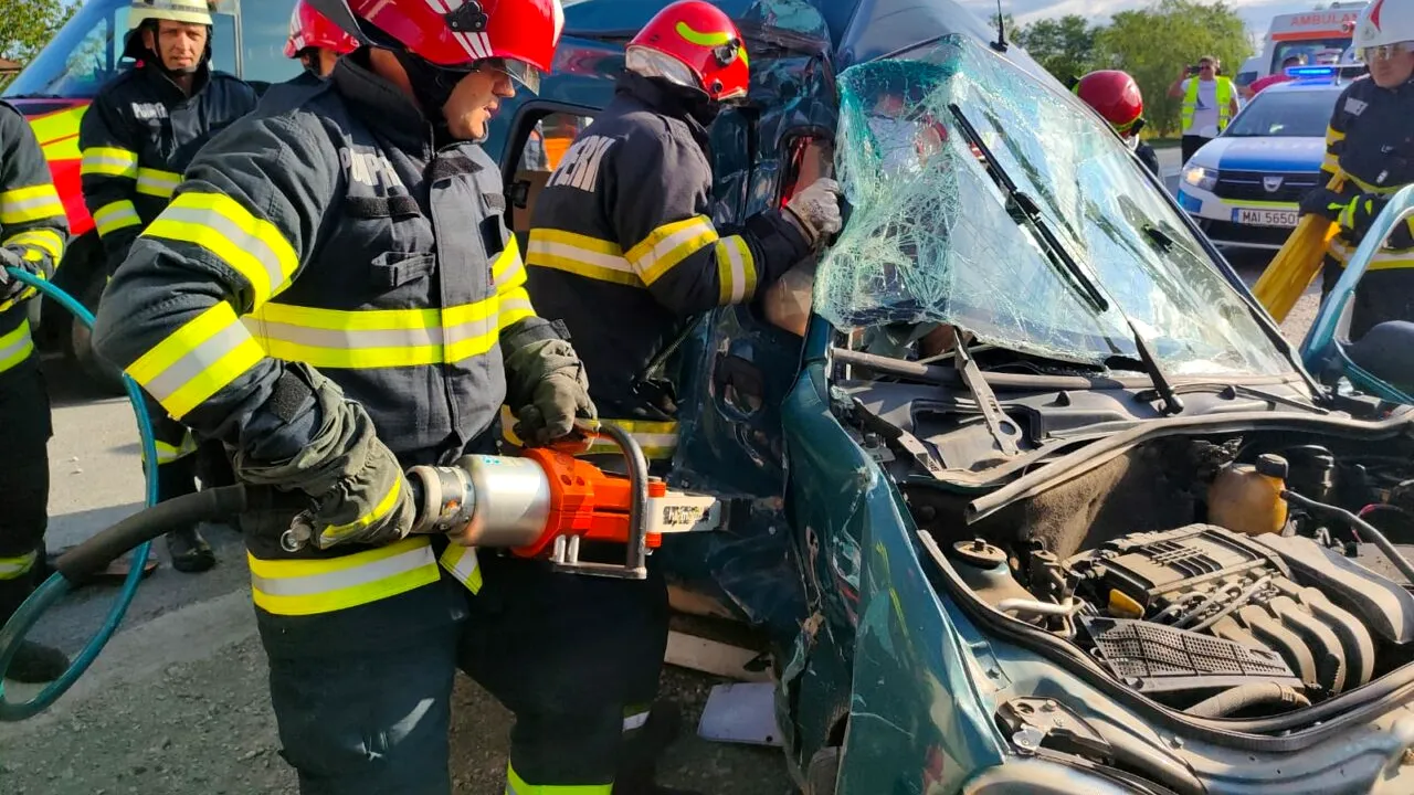 Accident grav pe DN72, în Prahova. Două victime au rămas încarcerate