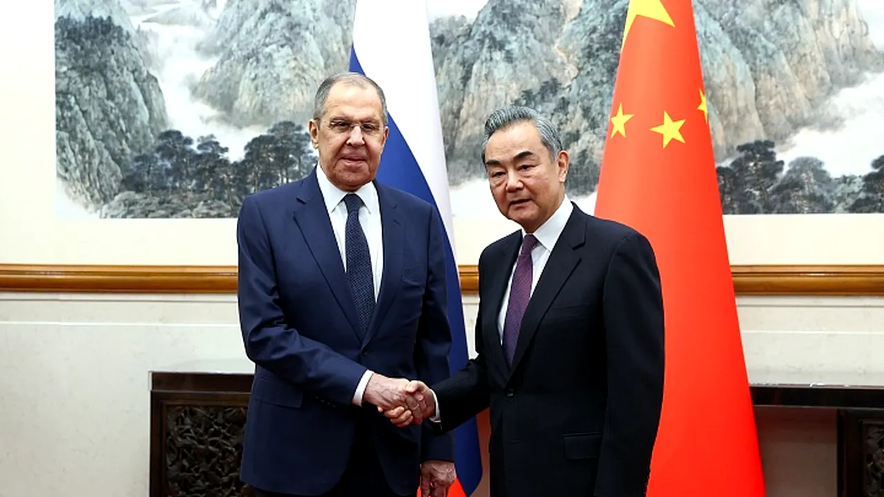 China și Rusia, pregătite să colaboreze pentru soluționarea diplomatică a războiului din Orientul Mijlociu. Ce i-a propus Wang Yi lui Serghei Lavrov