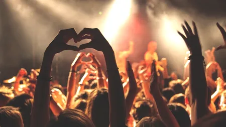 Orar de distracție în weekend: Astronauți, scafandri, mirese și fete pe biciclete