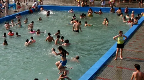 Bazine neigienizate și piscine în care nu se controla zilnic calitatea apei, descoperite de inspectorii Protecției Consumatorilor