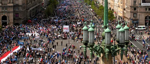 Lumea a ieșit în stradă la Varșovia. Zeci de mii de oameni protestează împotriva guvernului: Polonia ar putea fi dată afară din UE