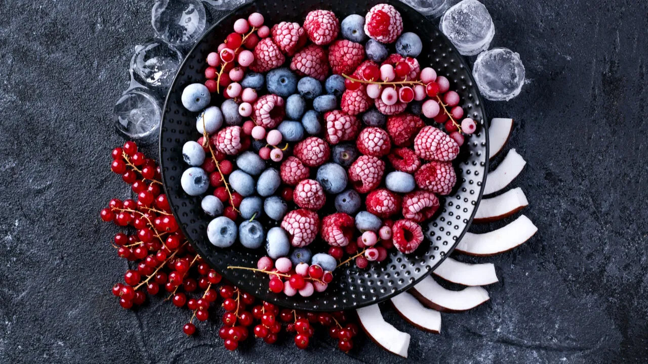 Fructele care ar trebui cumpărate în formă congelată. Experții spun că sunt mai bune așa