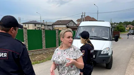VIDEO | Marina a fost arestată! Jurnalista rusă anti-război a afișat un mesaj cu „Putin este criminal”, în fața Kremlinului