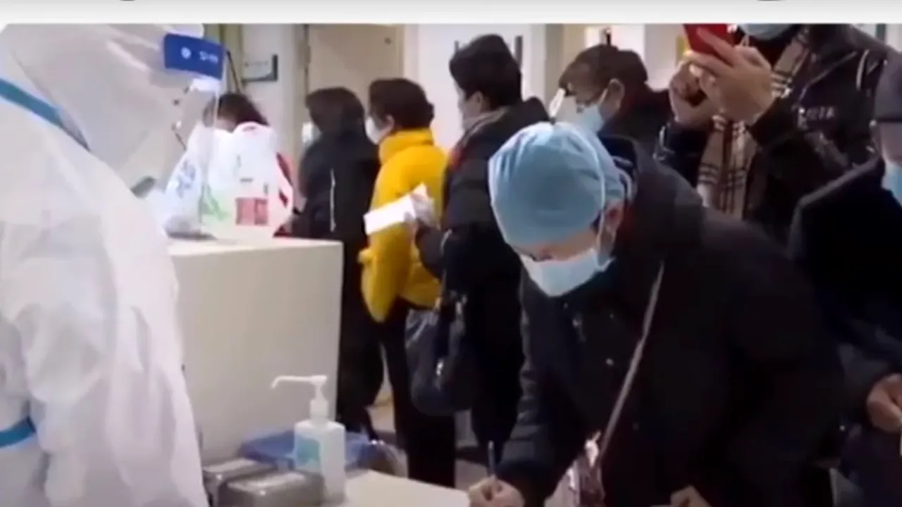 Imagini INTERZISE din Wuhan: Cadavrele zac pe jos în spitale supraaglomerate/  Oamenii, tratați pe ciment, în stradă/ Medicii plâng disperați la liniile telefonice speciale