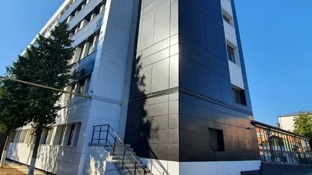 Situație revoltătoare la spitalul din Buhuși: 127 de pacienți, dintre care 16 la ATI, îngheață de 24 de ore în saloane. Manager:„Am comandat ciorbă caldă din alt județ”