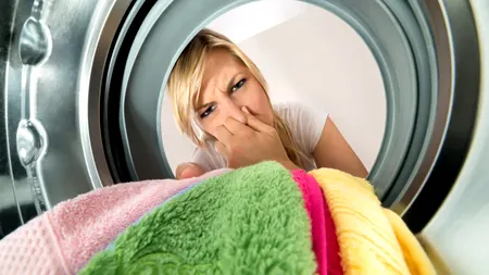 De ce miros urât prosoapele. Pune ASTA în mașina de spălat și prosoapele vor mirosi a curat