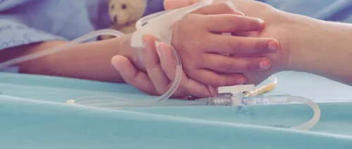 O fetiță de 3 ani din Suceava a ajuns la spital, după o supradoză de sirop pentru febră. Cum a avut copilul acces la sticlă