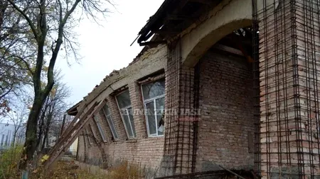 Se întâmplă în Iași. Au pus termopane la o școală care stă să se prăbușească