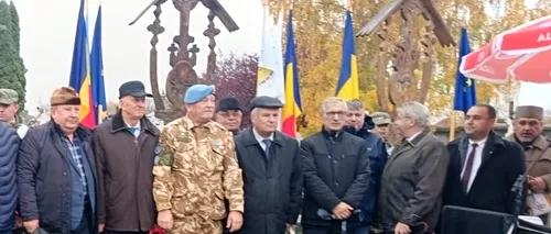 Controversata cruce a „eroilor” fostei Securități, flancată de drapelele României și UE de Ziua Veteranilor. Ctitorul Șovar, prezent la ceremonie