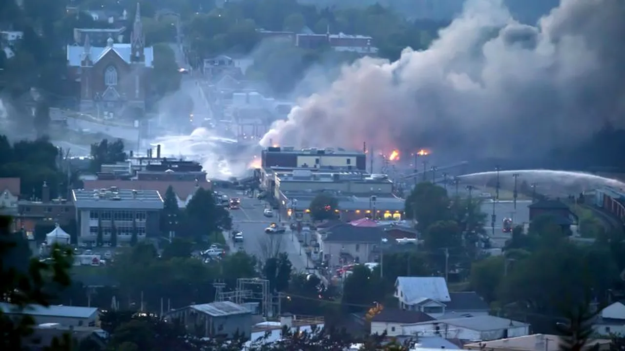 Catastrofă ecologică în urma accidentului din Quebec: 100.000 de litri de petrol vor ajunge într-un fluviu