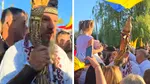 Călin Georgescu, așteptat de susținători la târgul din Lunca Câlnicului. Se strigă „Căline, Căline, poporul e cu tine” sau „Unitate”