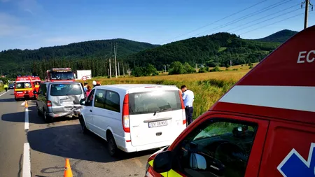 VIDEO | Plan roșu de intervenție. Două microbuze și un autoturism s-au ciocnit în Suceava. Sunt 15 persoane implicate