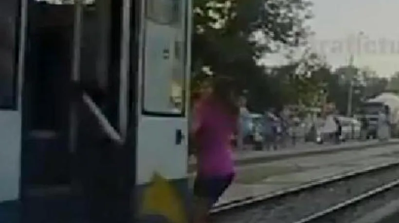 VIDEO ȘOCANT. O tânără și-a pierdut un picior după ce a fost lovită în plin de un tramvai 