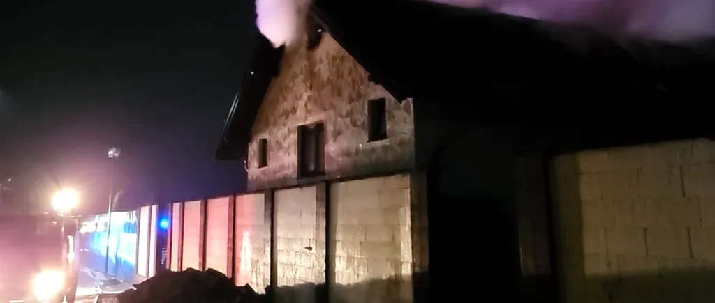 VIDEO | Incendiu la o pensiune din județul Suceava. Pompierii au intervenit cu 10 autospeciale de stingere și un echipaj SMURD
