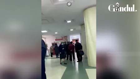 GÂNDUL LIVE. Imagini cu camera ascunsă! Coadă uriașă la o policlinică de stat. Pacienții nu respectă distanțarea fizică - VIDEO EXCLUSIV