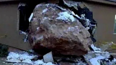 Casa unor români, distrusă de un bolovan cu diametrul de peste doi metri