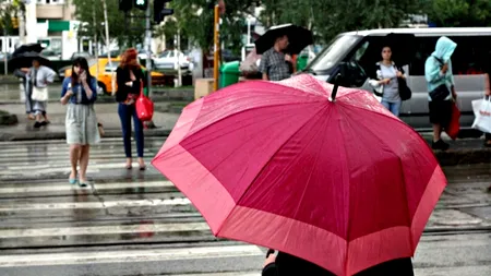 Peste 230 de apeluri la 112 privind străzi și imobile inundate în Capitală, primite în două ore