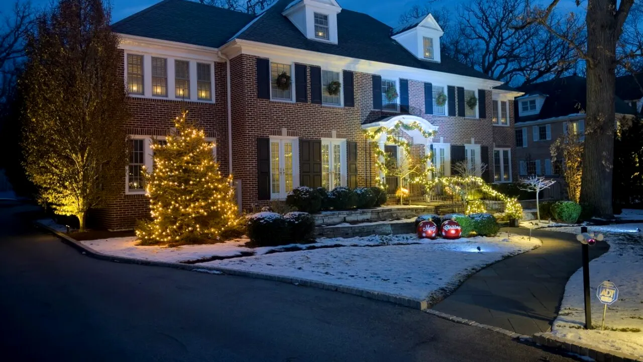 Cu cât a fost vândută casa iconică din filmul „SINGUR ACASĂ”, chiar la timp pentru Crăciun