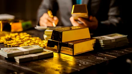 Efectul instabilității mondiale. Prețul AURULUI depășește pentru prima dată 4.300 de dolari