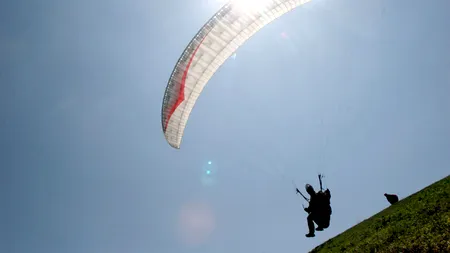 Bărbat rănit grav după ce a căzut cu parapanta în județul Călărași