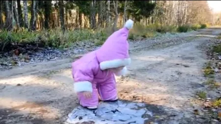 Peripeții pe gheață cu final neașteptat. Cât de complicat poate fi să patinezi când abia înveți să mergi. VIDEO