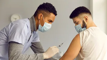 Medic, către cei care critică procesul rapid de realizare a unui vaccin COVID-19: Am trecut de la Sapiens la Homo deus