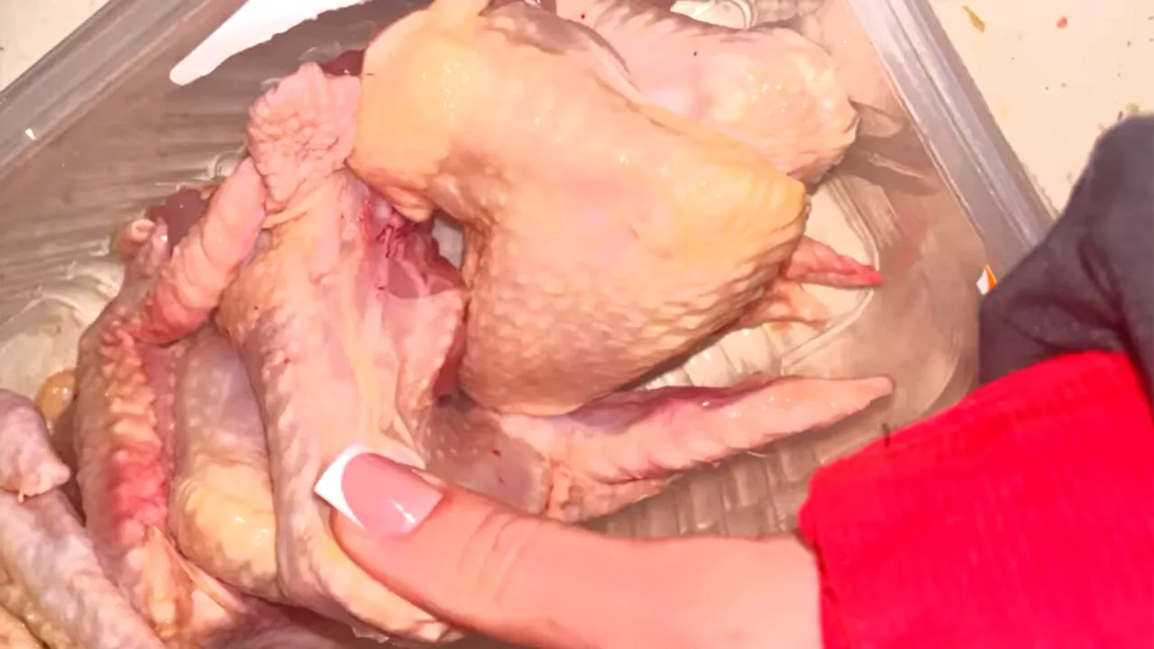 Cât mai COSTĂ acum un kilogram de pui de ţară. Pentru mulţi români poate fi considerat un lux