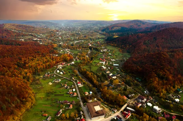 Stațiunea balneoclimaterică din România în care turiștii vin să beneficieze de calitatea apelor minerale. Este supranumită „Perla Carpaților”