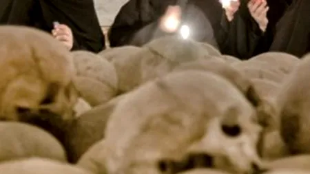 FOTO. Imaginile din România care au ajuns în presa britanică. Slujba de Înviere la Mănăstirea Pasărea