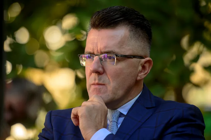 Scandal monstru în direct între Dan Dungaciu și Mugur Ciuvică. Insultele au curs în rafale „Un milog suveranist” „Prostului când îi arăți soarele se uită la deget”