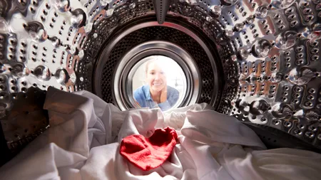 Trucul care te scapă de corvoada călcării hainelor. Ce să pui în mașina de spălat pentru a evita ȘIFONAREA