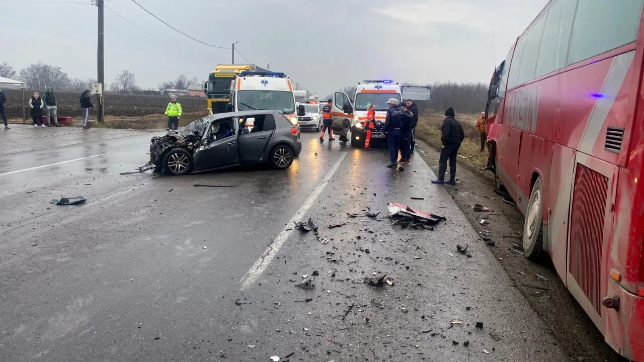 FOTO | Două persoane au murit după impactul dintre un autoturism și un autocar pe DN 2, în Ialomița