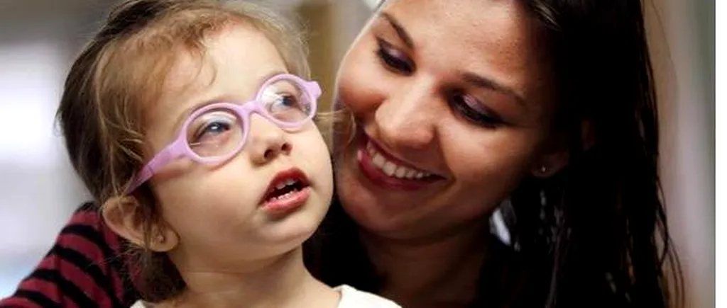 După opt operații, și-a recuperat vederea. Reacția copilei de doi ani care și-a văzut mama pentru prima dată 