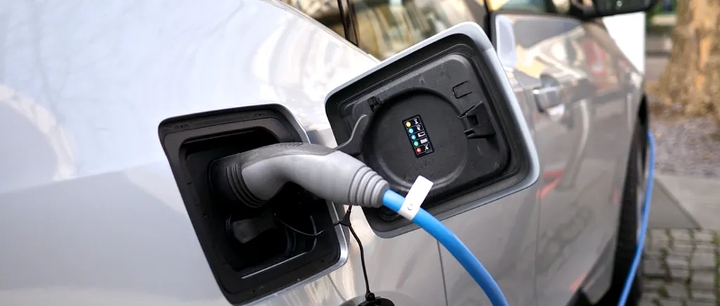 Piața auto resimte pe toate planurile trecerea la vehicule electrice: Ce se va întâmpla cu piața mașinilor electrice din România