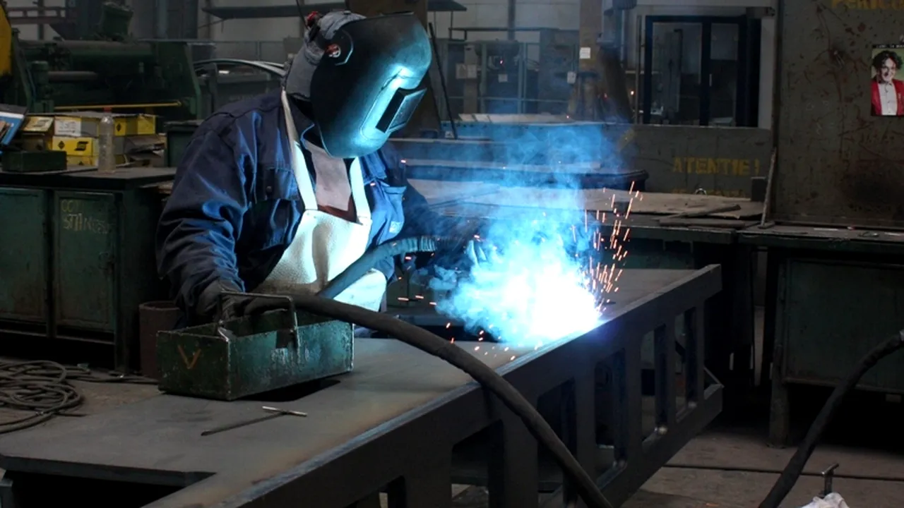 Cu cât au crescut afacerile din industrie în primul semestru