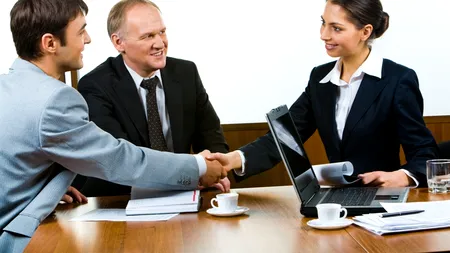 Maria se pregătește pentru interviul de angajare. Ce face pentru a fi sigură că obține jobul dorit