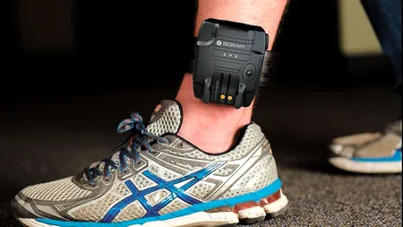 Un bărbat din VASLUI a plecat în vacanță, în străinătate, cu brățara de monitorizare la picior. Cum au reacționat polițiștii