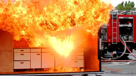 Incendiu puternic în Capitală. Patru imobile și anexele, făcute scrum!