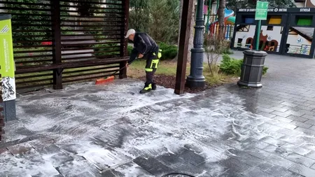 Stațiunea Sinaia, spălată cu detergent după valul de turiști din weekend. „Locurile des frecventate devin murdare” | GALERIE FOTO