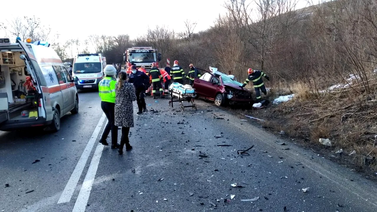 FOTO | Accident grav în Onești. O femeie a murit, iar alte trei persoane, între care și un copil, au fost rănite