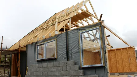 Comuna din România unde se dau case de POMANĂ, atunci când moare un localnic. Este o tradiție veche pentru adăpostirea sufletului plecat dintre oameni