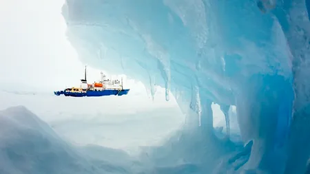 Vremea rea împiedică operațiunile de salvare a unei nave rusești blocate în ghețurile Antarcticii