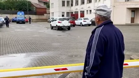 TENSIUNI. Procesul lui Gheorghe Dincă continuă. Zeci de oameni s-au adunat în fața Tribunalului Olt: „Nu mai există Dumnezeu pe pământul ăsta. Dacă exista, fata mea trăia”