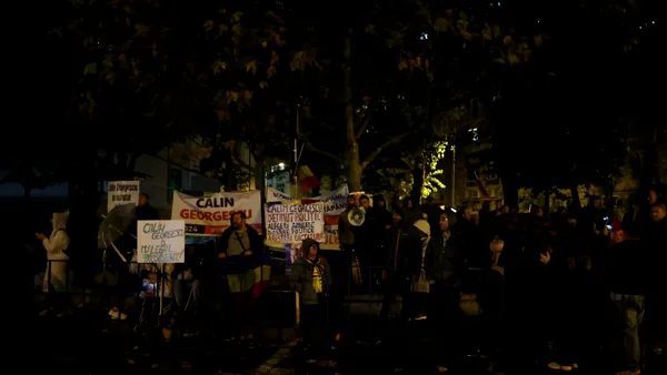 A 14-a zi de proteste în fața Arestului Central, unde este închis Călin Georgescu. Susținătorii scandează: „Călin Georgescu, persecutat politic”